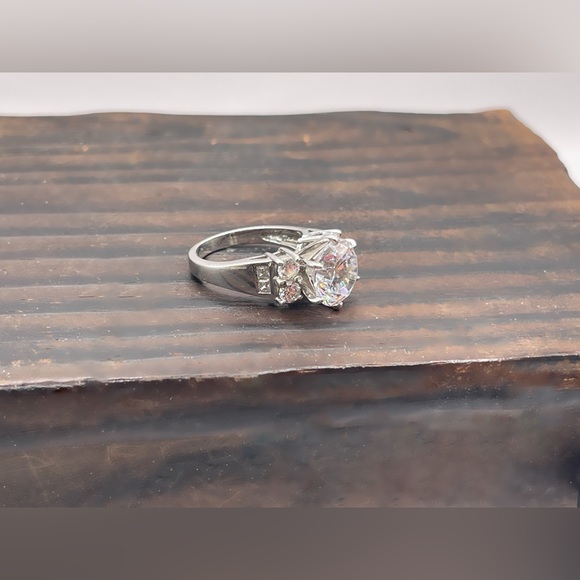 2.5 carat Round Cubic Zirconia solitaire in 925 Sterling Silver Setting - Size 6 - Picture 9 of 14